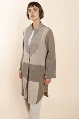 Camisa larga con cuello Mao, y manga con tajo y detalle con botón . Realizada con un mix de telas diseñadas exclusivamente por Don Baez. Prenda liviana, descontracturada, para usar todo el año. Tela 100% lana fina sin teñir.