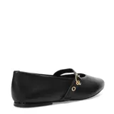Balerinas de cuero negro con punta redondeada y tira sobre el empeine con hebilla dorada.