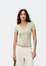 Camiseta rosa de manga corta con cuello en V y corte entallado.