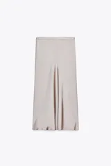 Falda midi de tiro alto confeccionada en tejido satinado color gris topo. Cintura con cinturón a tono ajustable con hebilla metálica.