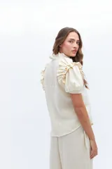 Camisa amarilla de lino con cuello mao y mangas cortas abullonadas con volados.