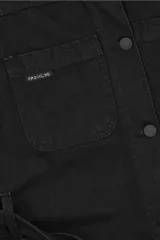 Chaleco negro de jean con cuello camisero, sin mangas, con cierre frontal abotonado y bolsillos delanteros.