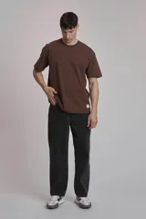 Pantalón de jean de corte recto color negro.