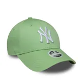 Gorra ajustable de mujer New Era modelo 9FORTY de los New York Yankees, color verde menta con el logo del equipo bordado en blanco en el frente y el logo de la marca en el lateral izquierdo. Cuenta con visera curva y cierre ajustable.