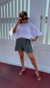 Short azul de lino con cinturón de rafia.