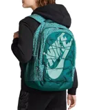 Mochila Nike Hayward color verde oliva con estampado floral sutil. Cuenta con un compartimento principal con cierre, funda interna para laptop, bolsillos laterales y sistema de cordones elásticos en el frente para sujetar objetos. Tiene correas acolchadas ajustables y correa de esternón para mayor comodidad.