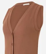 Blusa estilo chaleco color marrón, confeccionada en ribana, con abotonado delantero, sin mangas y con textura acanalada.