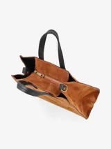 Cartera estructurada de gamuza color negro, con doble asa de mano y correa regulable y desmontable para llevar al hombro o cruzada.