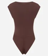 Body color terracota, de manga corta con pliegues en los hombros y escote canoa. Corte ajustado al cuerpo con broches inferiores.