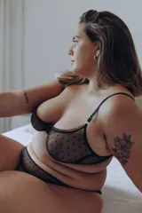 Soutien de tul elastizado con aro, diseño de lunares en negro.