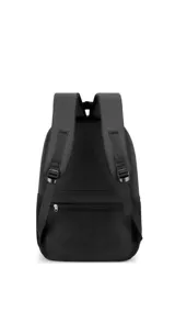 Mochila de color gris oscuro, con múltiples compartimentos con cierre, incluyendo un bolsillo frontal horizontal y bolsillos laterales de malla. Posee correas acolchadas y detalles reflectantes verticales en los bordes frontales.