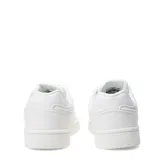 Championes Umbro modelo Milo, color blanco con logo gris en el lateral y lengüeta. Cierre con cordones y suela plana.