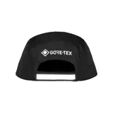 Gorro tipo camp cap de color negro, con logo de Supreme en la parte frontal y visera plana.