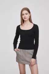 Remera blanca de algodón con escote cuadrado y mangas largas.