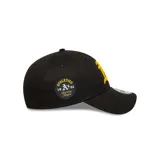Gorro New Era negro con el logo de los Atléticos de Oakland bordado en amarillo y el logo de la MLB en el lateral.