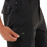 Bermuda negra de corte recto, con bolsillos laterales y traseros.