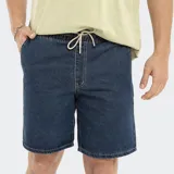 Bermuda de jean azul oscuro con cintura elástica y cordón ajustable.