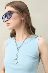 Crop top sin mangas color coral, de cuello redondo y tejido acanalado.