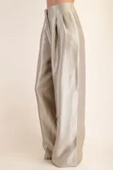 Pantalón de vestir color champagne de tejido satinado, con cintura alta plisada y pierna ancha.