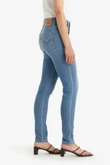 Pantalón de jean de tiro alto, corte skinny y color celeste claro.