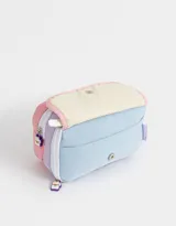 Cartuchera rectangular con divisiones internas, bolsillo frontal transparente con estampado de texto "Lucky Girl" y cierre superior con cremallera. Incluye tiracierres de silicona con logo de la marca.