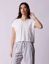 Buzo tejido color lila, marca Ninety. Escote en V. Calado en escote y delantera.