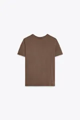 Camiseta marrón de algodón con cuello redondo, corte recto y mangas cortas. Tiene un efecto de lavado que le da un aspecto vintage.