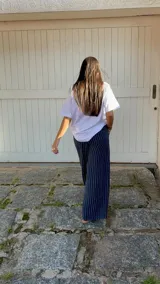 Pantalón de lino rayado, ligero, de corte ancho y cómodo, con cintura elástica y bolsillos laterales.