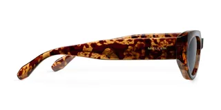 Gafas de sol Fola con montura cat-eye y diseño flat top. Protección UV400, lentes TAC polarizadas con recubrimiento anti-scratch y superhydrophobic. Montura de bio-based G850 color carey y lentes negras.