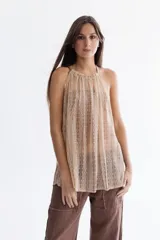 Top color beige de encaje de tul bordado, corte halter con cinta de terciopelo nude que recorre el cuello y hace de bretel. La parte trasera es corrediza para graduar el largo de los breteles. Incluye top strapless de tela elastizada color chocolate para usar por debajo.