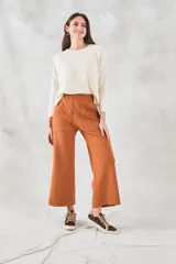 Remeron oversize color crema, suave y liviano, con una mezcla de viscosa y algodón que ofrece comodidad y frescura.