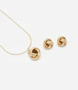 Conjunto de collar y aros dorados con colgante y dije en forma de nudo.