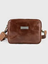 Bandolera de cuero color marrón con correa ajustable y logo de la marca en el frente.