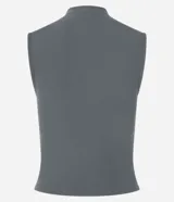 Blusa sin mangas color bordó, confeccionada en tejido rib con cuello alto.