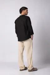 Camisa de manga larga color blanco roto, confeccionada en una mezcla de lino y viscosa, con cuello mao y corte relajado.