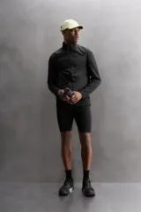 Mallas de entrenamiento negras confeccionadas en tejido técnico y elástico en cuatro direcciones, con cintura elástica ajustable con cordón interior, bolsillo lateral en pernera y logo estampado.