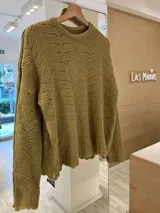 Sweater de punto color verde oliva con diseño calado de hojas.