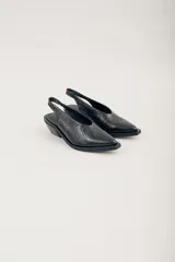 Zapato slingback negro con textura de piel de cocodrilo, punta fina y tacón bloque bajo.