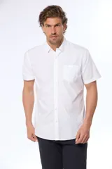 Camisa azul marino lisa de manga corta con cuello abotonado, cierre frontal con botones y bolsillo en el pecho. Confeccionada en algodón.