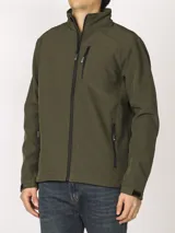 Campera verde militar de neopreno con cuello alto, cierre frontal con cremallera, bolsillo en el pecho con cremallera, bolsillos laterales con cremallera y puños ajustables con velcro.