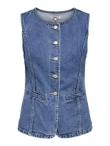 Chaleco de denim azul con cuello redondo, cierre frontal con botones y bolsillos delanteros.