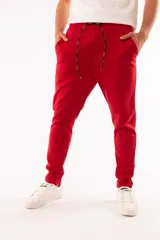 Pantalón de jogging rojo de corte semi slim, con cordón y elástico en la cintura y bolsillos delanteros laterales.