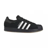 Zapatillas negras de gamuza con tres franjas blancas y punta reforzada.
