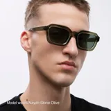 Lentes de sol cuadrados con armazón verde y lentes turquesa polarizados.