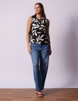 Blusa sin mangas de gasa estampada en blanco y negro, marca Floral & Ivy. Tiene cuello a la base y escote en V con botones.