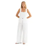 Remera blanca con bordado calado, corte recto y sin mangas.