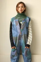 Enterito de jean con estampado abstracto en tonos azules y verdes, corte vintage y sin mangas.