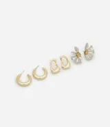 Set de tres pares de aros de metal con diferentes diseños: aros tipo argolla dorados, aros orgánicos dorados y aros plateados con forma de flor con centro dorado.