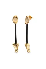 Pendientes largos dorados con poste de tuerca. Consisten en una pieza superior ovalada dorada, un cordón negro y un dije inferior con forma de corazón tridimensional.
