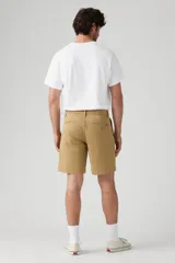 Bermuda color beige de corte recto.